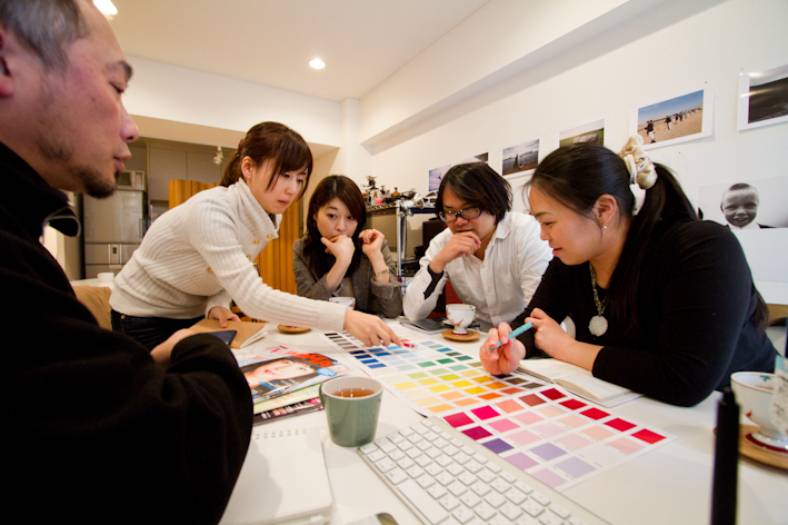 <b>撮影終了後すぐに六本木から青山の舞山事務所へ戻る。まもなく、雑誌「日経ウーマン」の編集スタッフやデザイナーさんたちが訪れ、翌週に撮影する表紙の背景の色合わせについての打ち合わせがスタート</b>