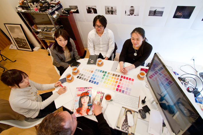 <b>毎号撮影していると表紙の背景色はダブらないように季節感も、そして被写体になるタレントさんの衣装との相性も考えなければいけないので大事な作業でもある</b>