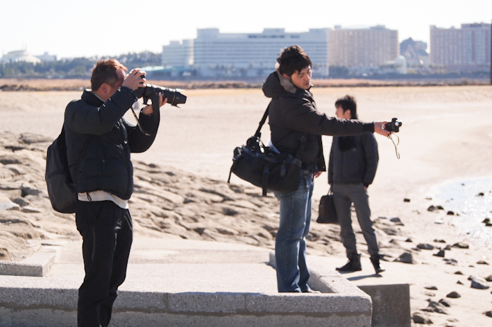 <b>この日は月刊雑誌「CIRCUS」の巻頭グラビア撮影で、朝9時に葛西臨海公園に集合。タレントさんのメイクや着替えをやってる間に、編集者さん、助手さんとマイヤマたち撮影スタッフのみですぐにロケハンまわりしてテストを行う。オートフォーカスは使うが、露出はすべてマニュアル設定で単独の露出計で測光してから撮影するというのもマイヤマ流のこだわりの一つ</b>