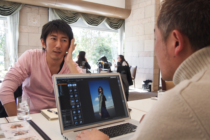 <b>午後1時、撮影が終わってやっとランチタイム。メモリーカードを交換するたびにデータはパソコンへ取り込まれているので、この時点でMacBookProに取り込まれた写真の荒選びは始まっている。担当編集者はKKベストセラーの多賀さん。オツカレサマでした</b>