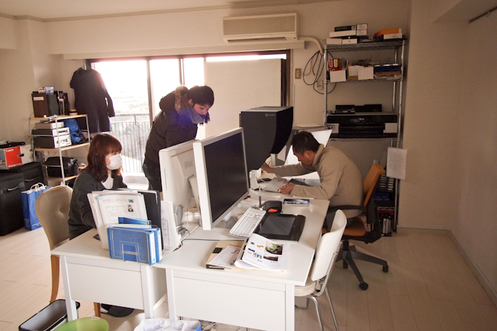 <b>舞山事務所は同じビルの中に3部屋ある。ここは最上階の部屋で、主にマネージメント業務や事務処理、そしてデジタルデータをMacとエプソンのプリンターで仕上げまでを行っている</b>