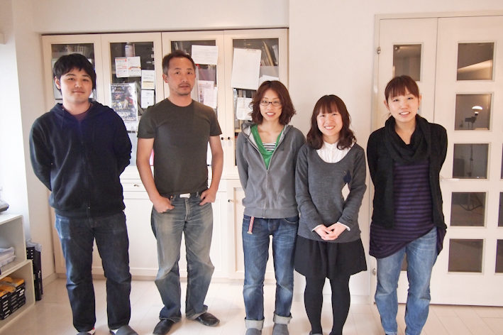 <b>舞山事務所スタッフの皆さん。左から片倉さん、舞山氏、森口さん、マネージャーの横田さん、萩さん</b>