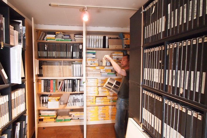 <b>4Fの部屋には温度や湿度管理がされていて、過去から現在までに撮影した全てのネガやポジ、コンタクトシートやプリントなど作品保管庫になっている</b>