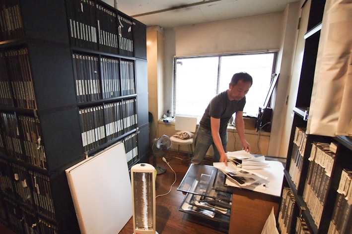 <b>モノクロプリントはアーカイバル用の網棚に干して一晩自然乾燥する。枠は手製らしい工夫が。そしてこの奥には壁を青に塗られた暗室がある</b>