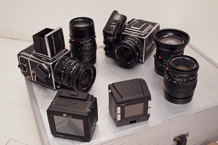 <b>ハッセルブラッドの中判デジタルカメラシステムはポスターなど広告撮影に使われる。現在デジタルバックはLEAFのAputus54S、FASEの3,900万画素の45+。ネガっぽいリーフと柔らかいトーンのフェーズ。特徴が違う2種類のデジタルバック両方を所有し使い分けている</b>