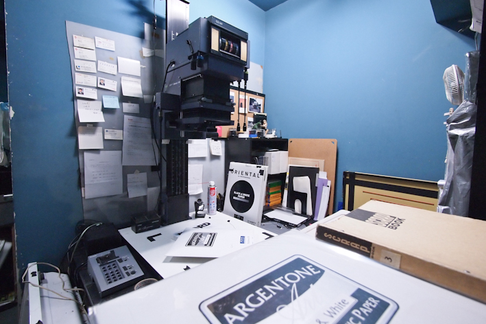 <b>引き伸ばし機はDurst社のLaborator1200にCLS 501カラーヘッド搭載の最強マシンだ。これ1台で35mm～4×5まで対応している。今はほとんどがブローニーか4×5のプリントらしい</b>