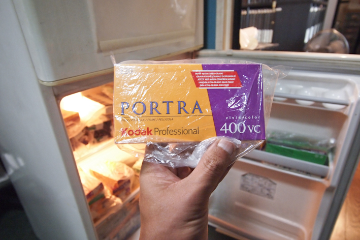 <b>暗室の片隅にはフィルム用の冷蔵庫。ネガカラーのPORTRA VCのブローニーが多用するフィルム。他に4×5なども</b>