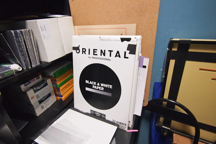 <b>オリエンタルのニューシーガル。ほかにもコダック、イルフォード、フジなど様々なペーパーの箱があるところを見ると用途で使い分けているようだ。右側は定番のサンダースのイーゼル</b>