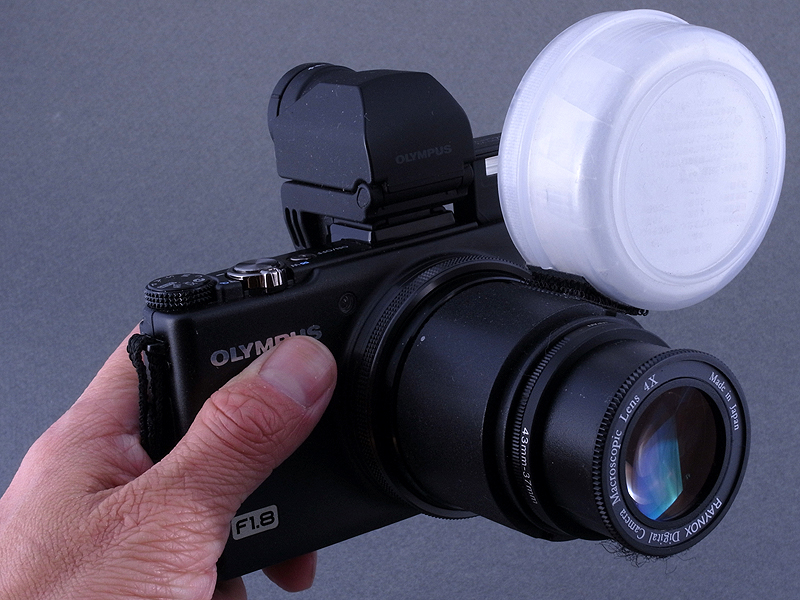 <b>素晴らしい描写力と持つオリンパス「XZ-1」の可能性を広げるため、レンズアダプターを自作し、マクロコンバーターレンズとディフューザーを装着。簡易的なシステムだが、実力はなかなかのものだ</b>