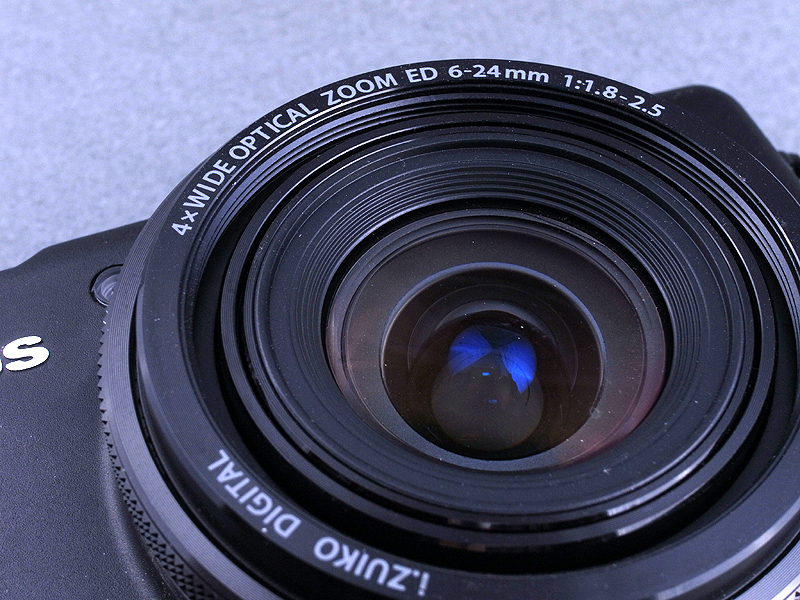 <b>XZ-1本体を調べてみると、レンズ基部の外周内側に、テレコンのアダプターを取り付けるためと思しきネジが切ってある。しかし手持ちのフィルターリングを当ててみると46mm径は小さすぎ、49mm径だと大きすぎてはまらない。つまり独自規格のネジ径であり、市販リングの転用は不可能なのだ</b>