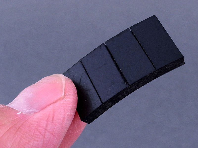 <b>ホームセンターで買った3mm厚のゴム板を、13×24mmにカット。これに蛇腹のような4等分の切れ込みを入れたパーツを3つ作る</b>