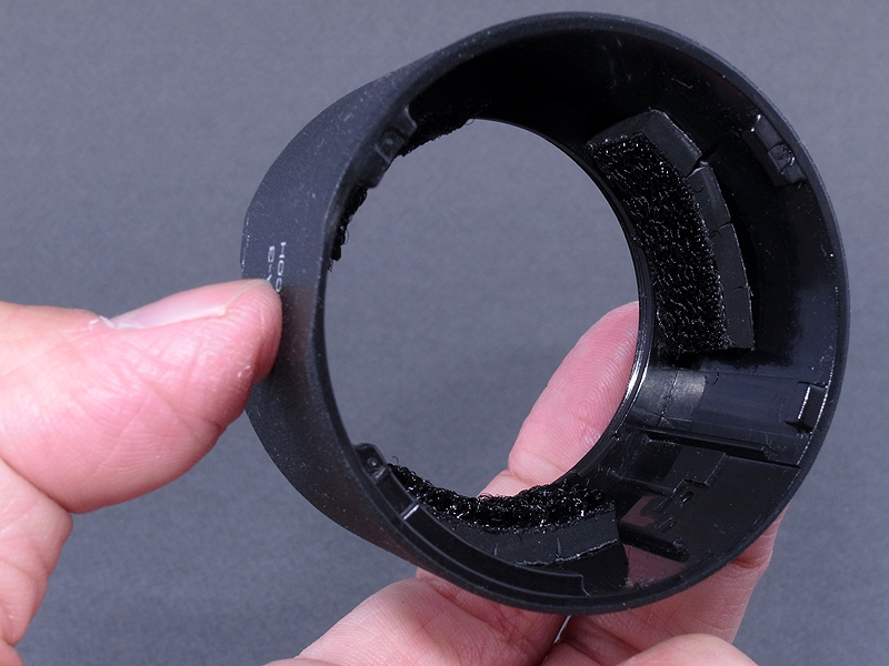 <b>アダプターの内側、ご覧の3カ所に製作したパーツ貼り付ける。これでアダプターが完成。これを電源ONしたXZ-1のレンズ鏡筒にすっぽりとはめ込む。内側に貼ったゴム+マジックテープ布面で、鏡筒を押さえる方式だ</b>