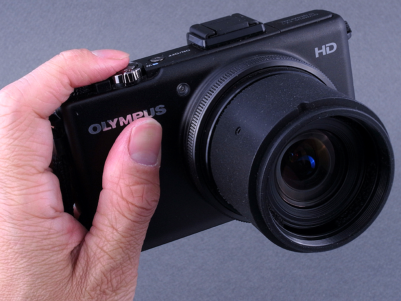 <b>実際に装着するとこんな感じ。ぐらつきも無く固定されている。電源OFFでレンズが沈胴すると、アダプターはさほど抵抗無くスルリと外れる。レンズ鏡筒は割と丈夫に作られているようで、扱いに注意すれば壊れることは無さそう</b>