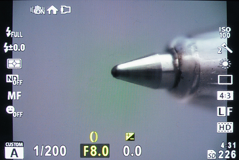 <b>高倍率マクロシステムとして組んだXZ-1には、それに適したカメラ設定が必要だ。被写界深度を稼ぐため、絞りはAモードでF8に固定。ピントはオートだと迷うのでマニュアルに固定。そのほかISO、WB、フラッシュ光量などもマニュアルで固定している</b>