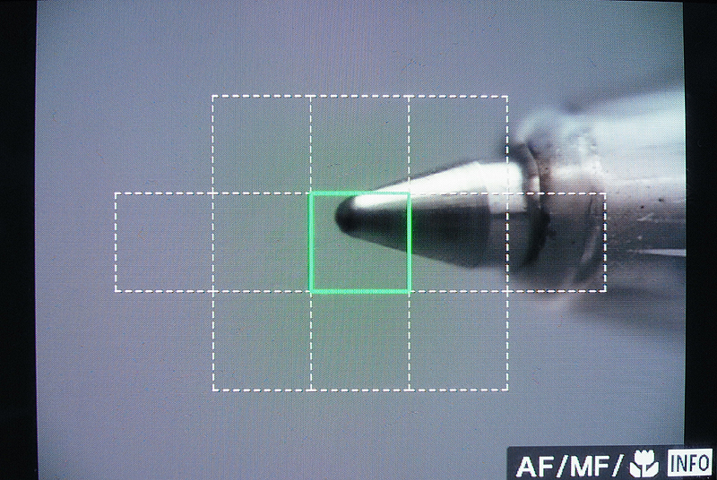 <b>XZ-1のAFからMFへの切り替えは独特で、知らないと戸惑ってしまう。まずは十字キー左（花アイコン）を押すと、AFエリア切り替え画面が出てくる。この状態で左下にさりげなく「AF/MF/花 INFO」の表示が出てるのを見落としてはいけない</b>