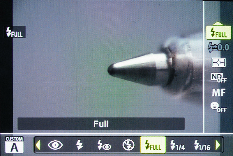 <b>フラッシュモードはオートではなくマニュアルのFULLをセレクト。マニュアル発光の方がタイムラグもなく、光量も安定して使いやすい。ただし光量調節がFULL、1/4、1/16、1/32の2EV刻みと粗く、微調整が効かないのが残念。これはオリンパス「E-5」などと共通の仕様だ</b>