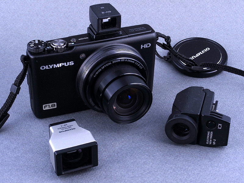 <b>ついでに、XZ-1のアクセサリーシューにリコー製光学ファインダー「GF-2」（28mm相当に対応）を装着してみた。しかし残念ながら、オリンパス製光学ファインダーVF-1（35mm相当に対応）は使用不可、XZ-1の電動ズームは「35mm相当の画角」を選んで固定できないのだ（リコーが採用している「ステップズーム」のような機能があればいいのだが）。一方、PENシリーズと共用の電子ビューファインダー「VF-2」は視野が大きく非常に使い勝手が良い</b>