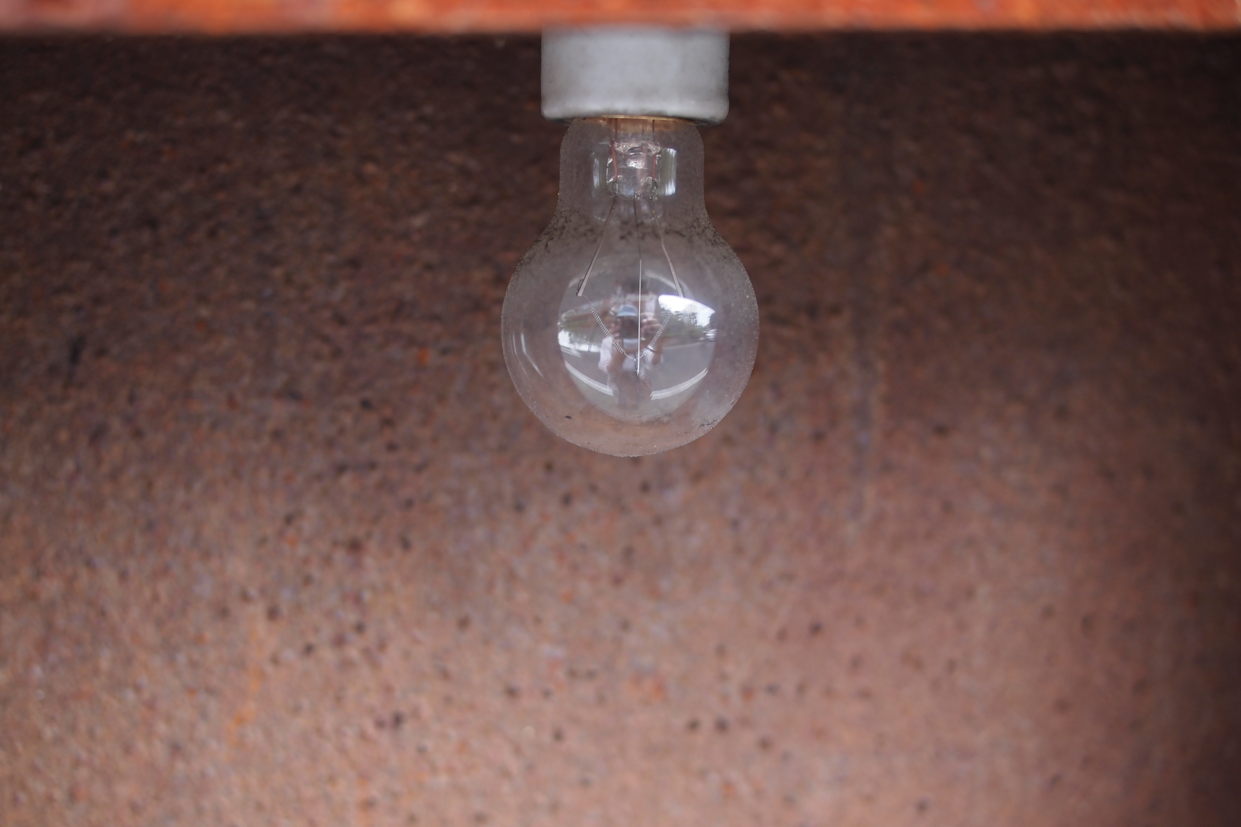 <b>電球のフィラメントがくるくるしてるのがよくわかる。デジタル補正とは言え、歪曲収差がほとんどないのは気持ちいい。E-PL2 / LUMIX G 20mm F1.7 ASPH. / 4,032×2,688 / 1/160秒 / F2.2 / -0.3EV / ISO200 / WB:太陽光</b>