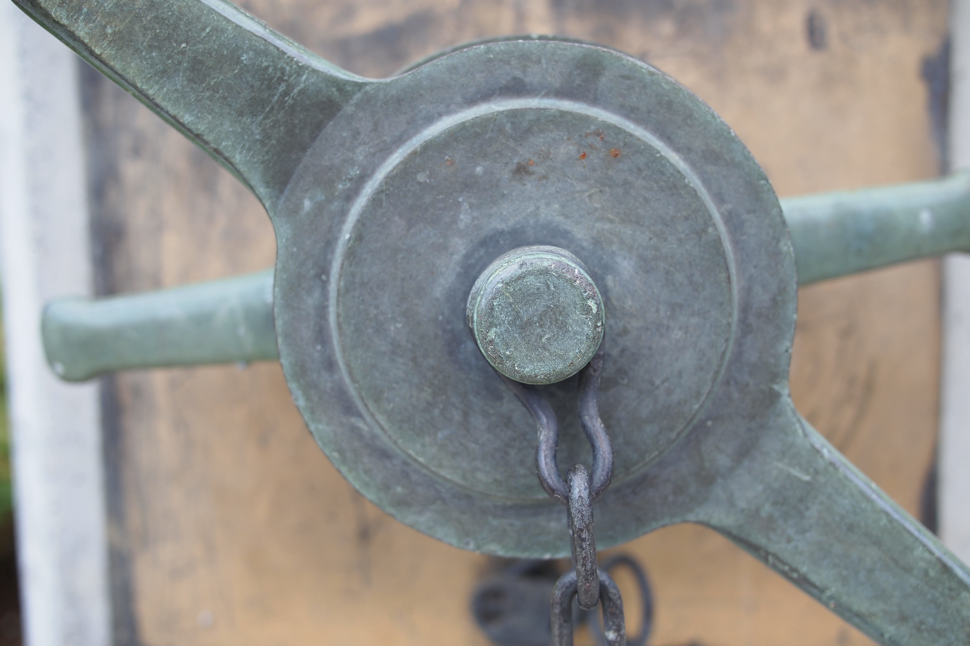 <b>消防用の消火栓のフタの部分。金属の質感描写がいい感じ。E-PL2 / LUMIX G 20mm F1.7 ASPH. / 4,032×2,688 / 1/500秒 / F2.8 / 0EV / ISO200 / WB:太陽光</b>