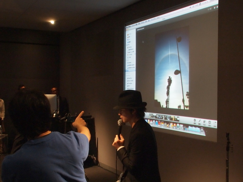 <b>INORAN氏が「去年撮った中で一番」というロサンゼルスで撮影した虹の写真。飛行機雲や木と太陽の位置など、ブログで見て印象に残っている来場者も多いようだった</b>