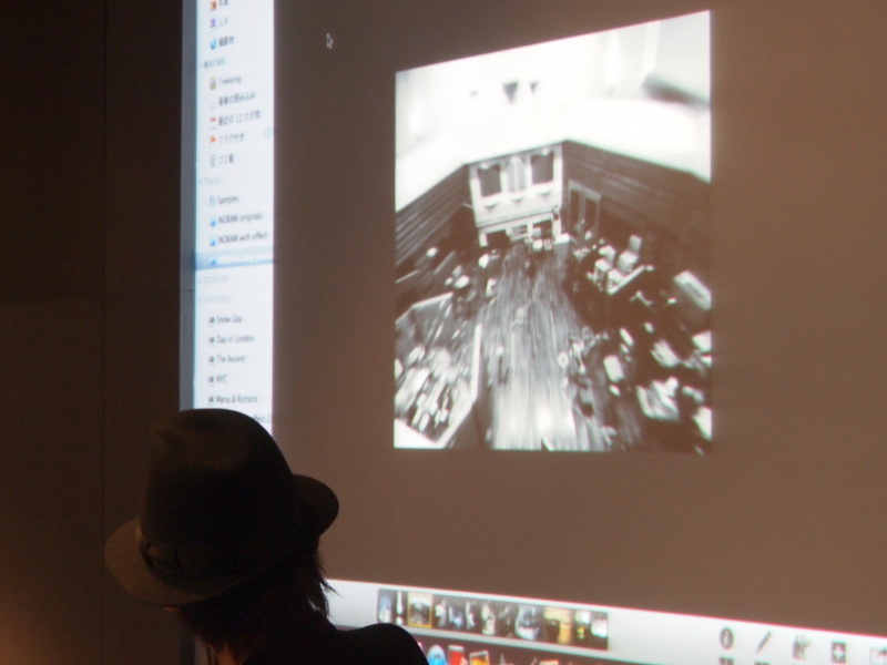 <b>LUNA SEAのレコーディング風景。杉田氏は「計算と思うようなスピード感・ライブ感がある」とコメント。特徴的なブレはカメラを意図的に動かしたことによるもの</b>