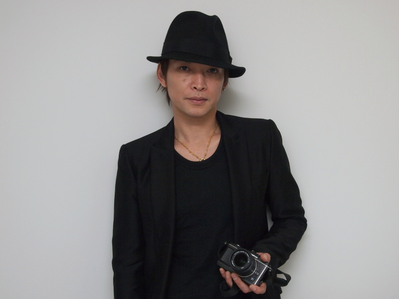 <b>1年半前に購入したというE-P2を手にするINORAN氏</b>