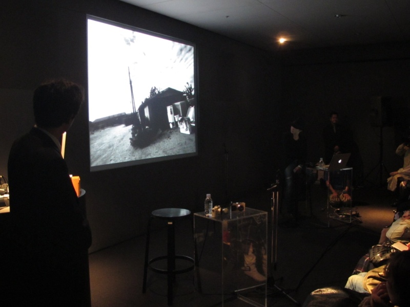 <b>イベントの最後には、最新アルバムの「SuperTramp」をBGMに1分ほどのiPhotoスライドショーを上映した</b>