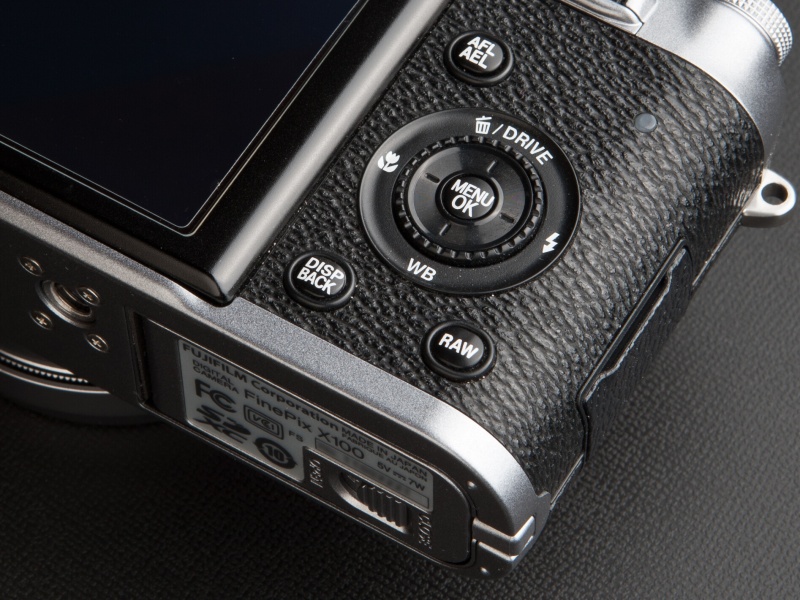<b>RAWボタンを押した直後のワンショットだけ、RAW+JPEGで撮影できる。JPEG派にお薦めだ</b>