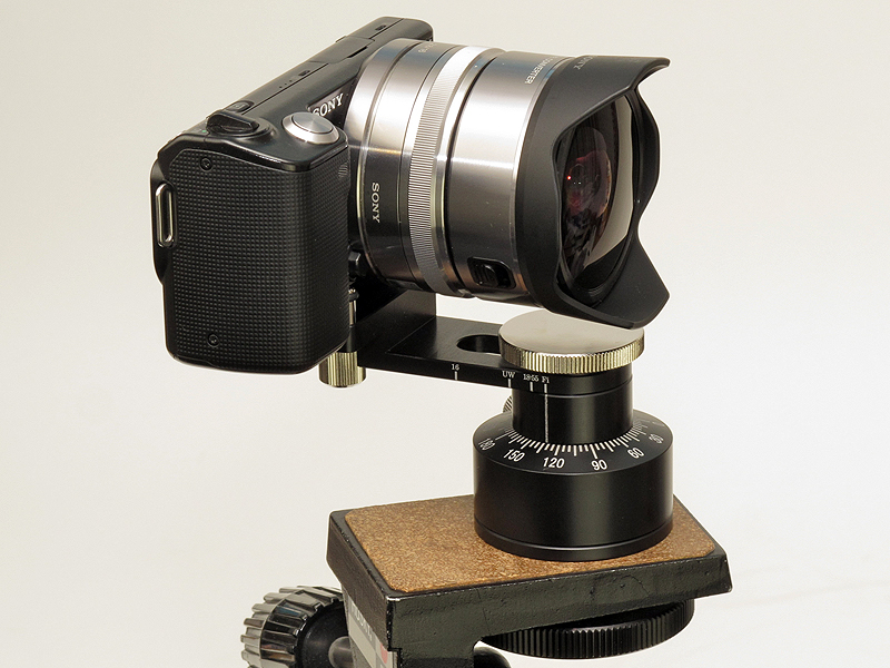 <b>パノラマブラケットに「NEX-5」をセッティングしたところ。左から「三脚取り付けタイプ」と「ハンディタイプ」</b>