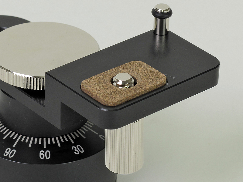 <b>コルクの部分でカメラを固定する。奥のピンはカメラを正面に固定するためのものだ。ゴムが巻いてありカメラが傷つく心配がない</b>