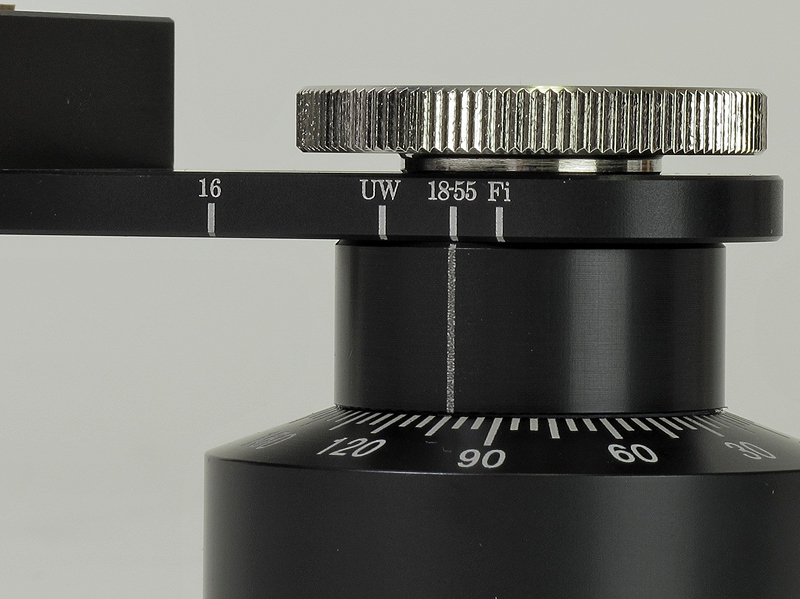 <b>レンズにあわせて位置を調節できようノーダルポイントが示してある。台座には角度の目盛入り。いずれもレーザー刻印だ</b>