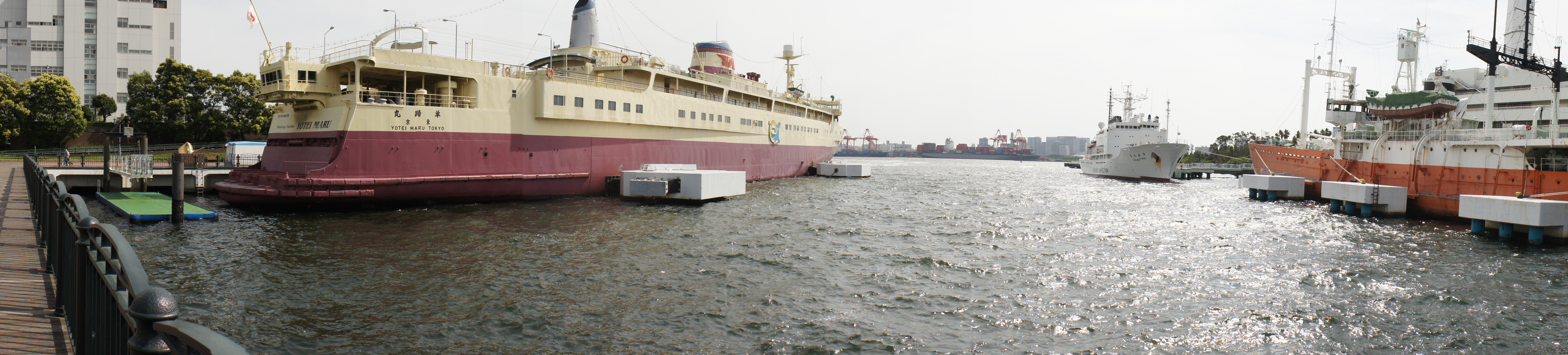 <b>【手持ち】右側の白い船に段差が出てしまった。また、その船から出ているロープが途中で切れている</b>