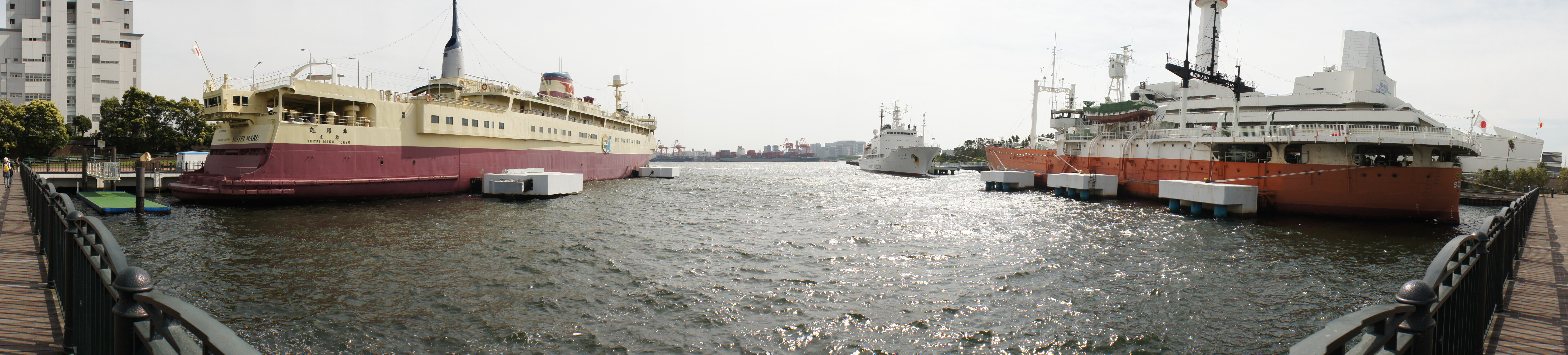 <b>【手持ち】注目して欲しいのは手前の柵だ。自分に近いところほど段差が大きくなっている。ごく近距離の被写体に段差が発生するのは、手持ち撮影時の弱点のようだ。そのほか“羊蹄丸”の文字と船体および正面のタンカーに少し段差（ダブり）が見られるが、さほど目立つものではない。白い船から出ているロープはここでも切れてしまった</b>