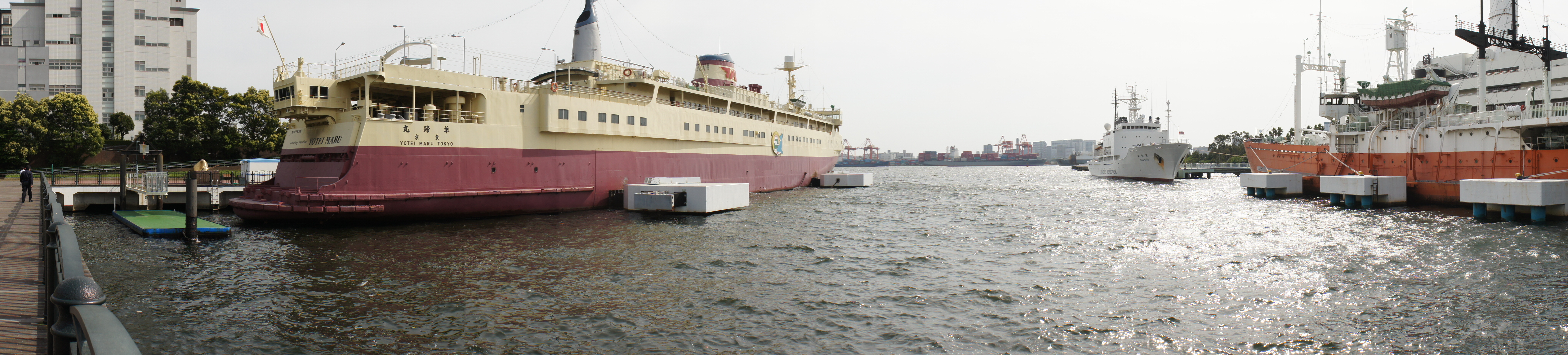 <b>【三脚取り付けタイプ使用】ほぼパーフェクトな写り。正面タンカーの吃水線が若干うねっているかな、という程度</b>