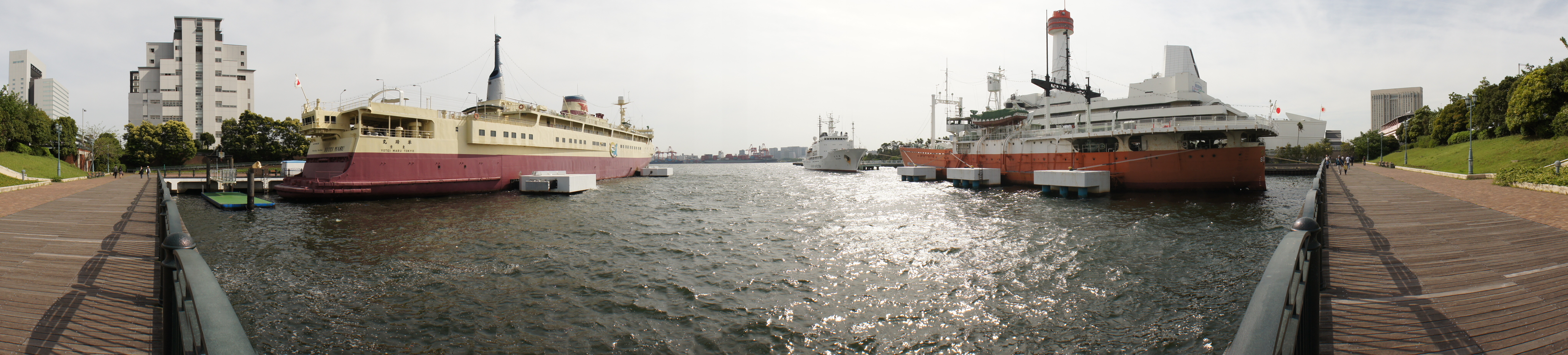 <b>【三脚取り付けタイプ使用】ほとんど完璧な写り。手前の柵も右側のほんの少しを除いてズレは発生していない。船やロープにも問題は無い</b>