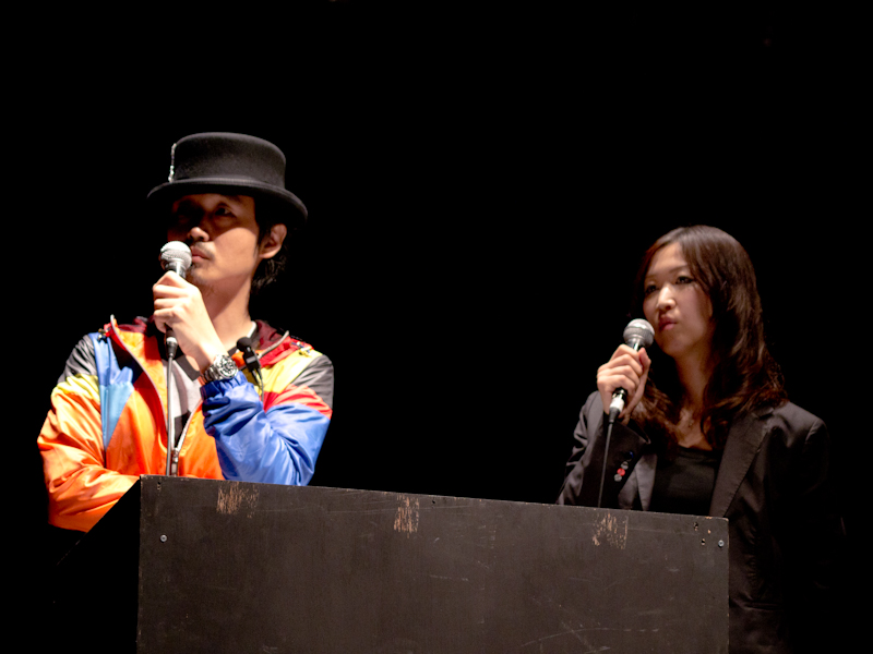 <b>メイン司会を務めた写真家のPHOTOGRAPHER HAL氏（左）と、新宿眼科画廊ディレクターの田中ちえこ氏（右）</b>