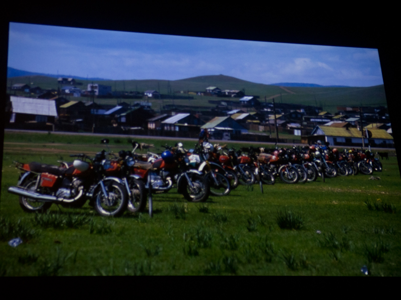 <b>モンゴルの日常を捉えた作品「イネーフ」。鑑賞者の意識をキャプションにより誘導する試みを行なった。ちなみにこの画像のキャプションは「鉄馬は疲れないからいい」</b>