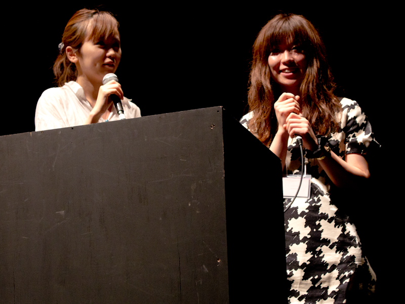 <b>クロダミサト氏（右）は、「コスプレあっしゅ」のモデルをつとめたルームメイトのあっしゅ氏（左）と登壇</b>