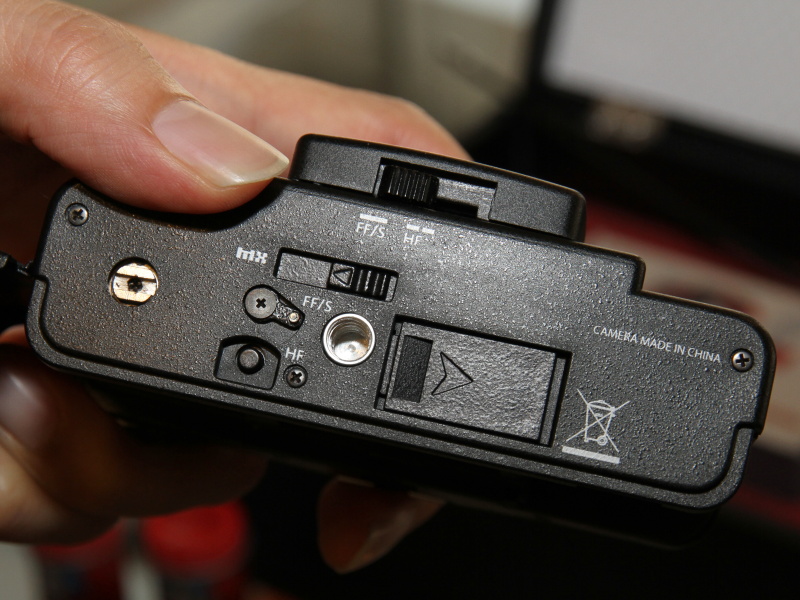 <b>底部のスイッチで巻き上げ量を合わせる。無制限に多重露光を行なえるMXスイッチをLC-A+から継承</b>