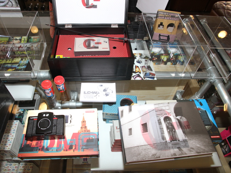 <b>パッケージ内容の一部。ハードカバーの写真集2冊（手前）やケーブルレリーズも付属品</b>