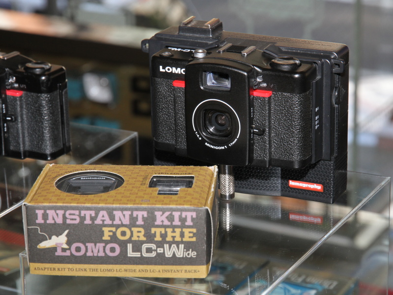 <b>Instant Back+を取り付けたLC-Wide（奥）。この状態にオプションのファインダーとレンズを装着する</b>