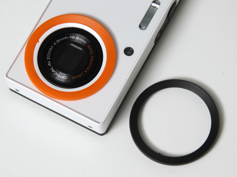 <b>Optio RS1500では2色のレンズリングを選ぶ楽しみも加わった</b>