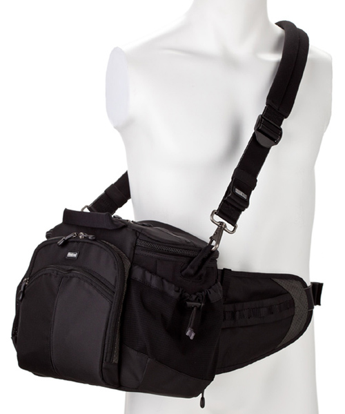 <b>装着例。使用しないウエストベルトを内側に収納できるポケットを備える</b>