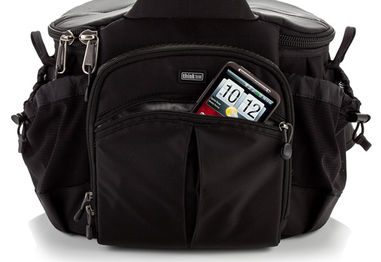 <b>前面ポケットにスマートフォンを入れたところ</b>