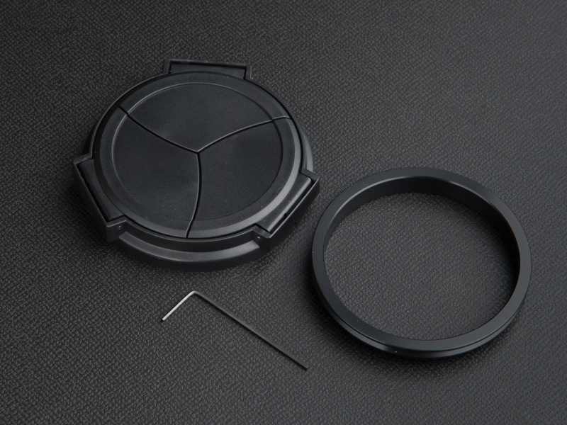 <b>ベース部分をボディにねじ込み、その上からキャップをかぶせる。3カ所のネジで取り付け位置の調整が可能だ。実勢価格は5,800円前後</b>