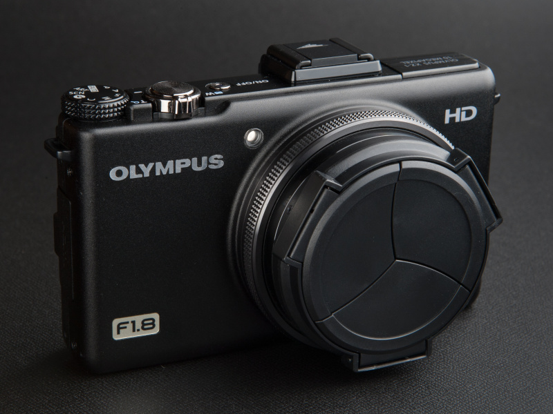 <b>電源オフの状態ではキャップが閉じている。電源オンでレンズがキャップを押し開く仕組みだ</b>