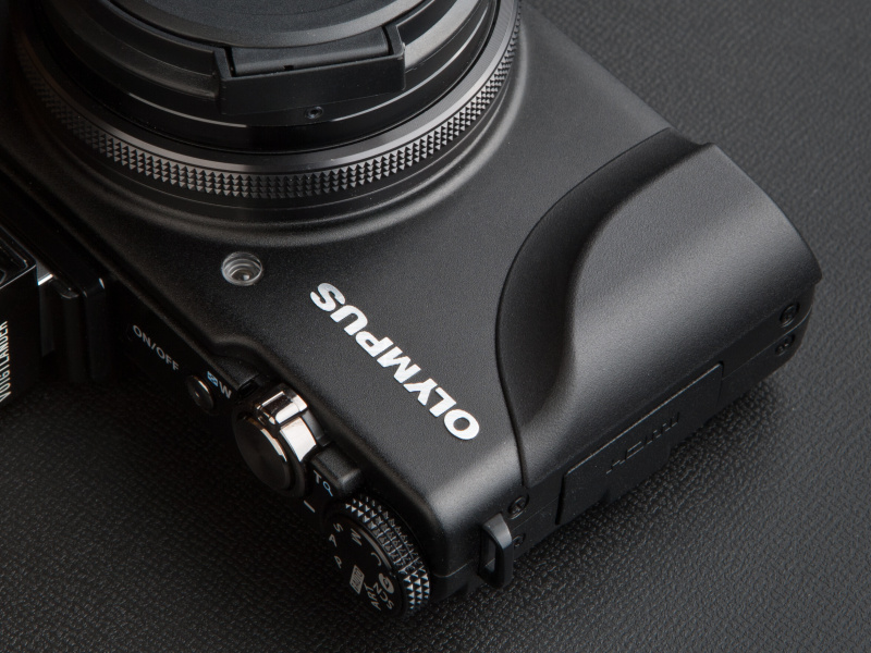 <b>後付けグリップの流れるようなラインが美しい。アルミをコンピュータ制御で正確に削り出している</b>