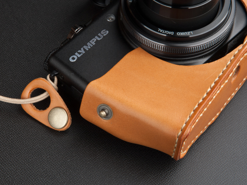 <b>側面のボタンを外すと、本体底面にイージーアクセスできる。昨今、同社のケースはこの仕様の製品が多い</b>