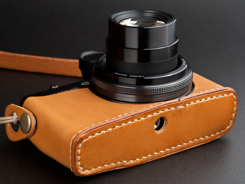 <b>ケース底面には三脚穴が空いている。雰囲気重視のハンドメイドケースとはいえ、実用性にも気を配る</b>