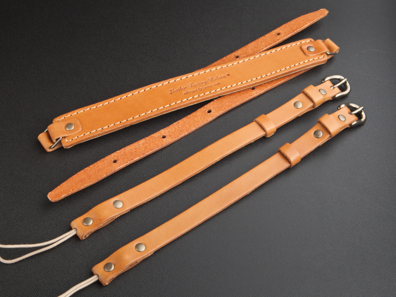 <b>付属ストラップはループ状のひもで本体に取り付ける。4cm間隔で両サイド4段階の長さ調整が可能だ</b>